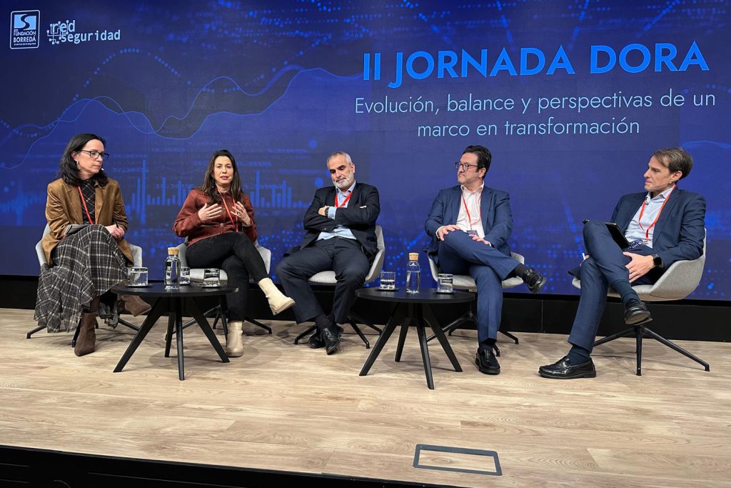 Mesa de debate durante la II Jornada Dora